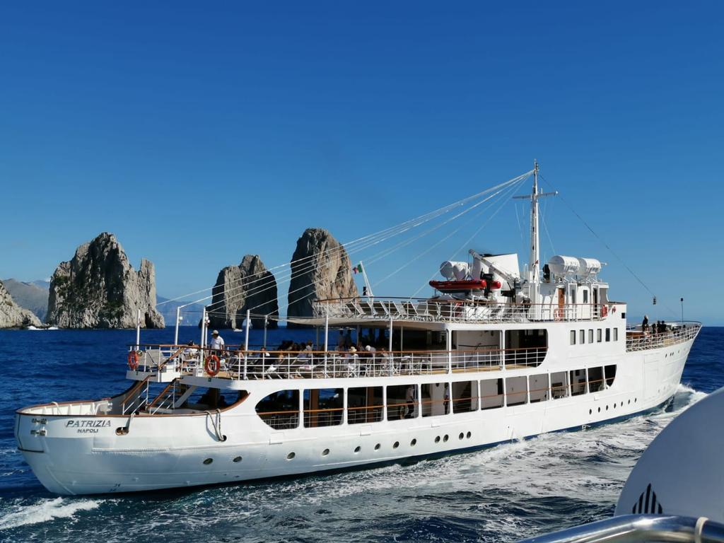Motonave Patrizia-Un Motor Yacht di lusso per organizzare matrimoni, feste ed eventi aziendali nel meraviglioso scenario del Golfo di Napoli.